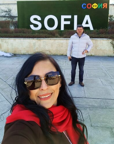 Sofya Ulusal Kültür Sarayı önündeki Sofia yazısı ile fotoğraf çeken gezginler – Bulgaristan Sofya seyahati